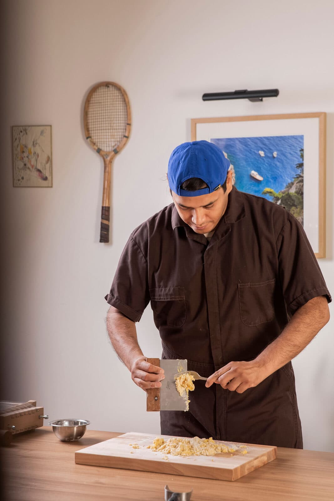 Christian cortando pasta fresca en el taller